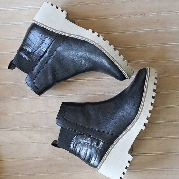 Dolce Vita Rielle Chelsea Easy Slip On Platform Wedge Elasic Band Ankle Booties - Picture 1 of 12